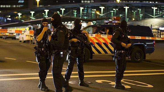 Militares holandeses patrullan los accesos al aeropuerto de Ámsterdam.