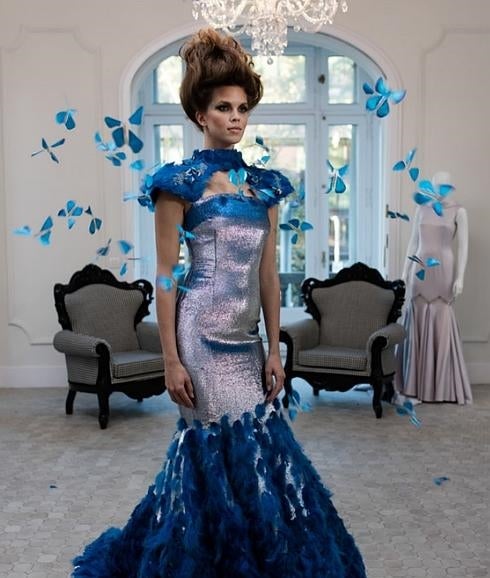 El vestido tiene 30 mariposas que vuelan al aproximarse a alguien.