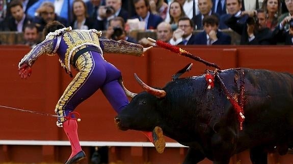 El matador de toros Julián Lopez " El Juli" sufre una cogida en Sevilla.