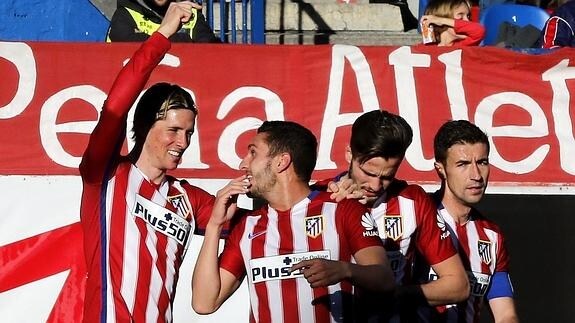Koke (c) y Fernando Torres (i) celebran un gol ante el Granada. 