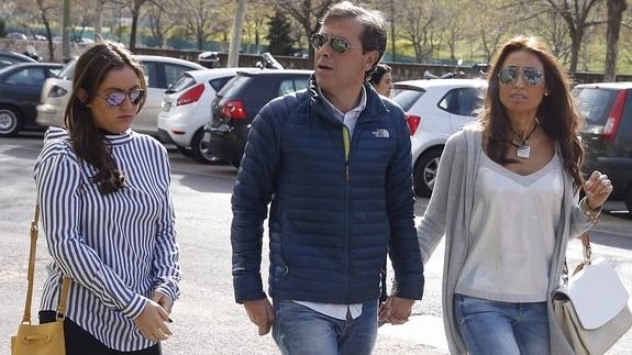Paco González llega al juzgado con su mujer y su hija. 