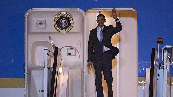 Barack Obama, a su llegada al aeropuerto londinense de Stansted.
