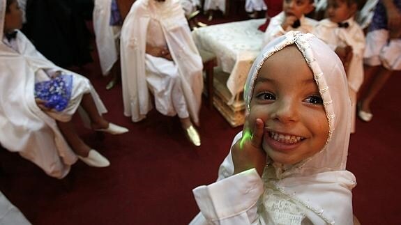 Niños musulmanes asisten a una ceremonia.