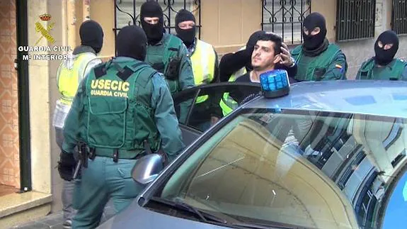La Guardia Civil detiene en Granada a un hombre acusado de querer unirse a las filas del Estado Islámico.