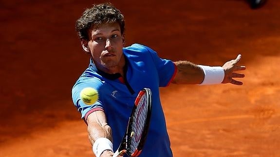 Pablo Carreño golpea una pelota. 