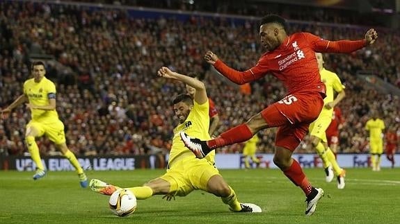 Sturridge dispara a puerta.  