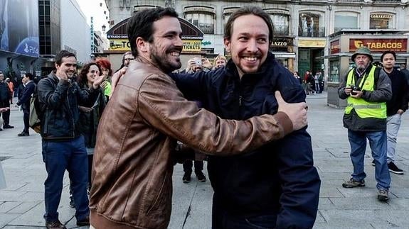 Alberto Garzón (i.) y Pablo Iglesias, celebrando el pacto.