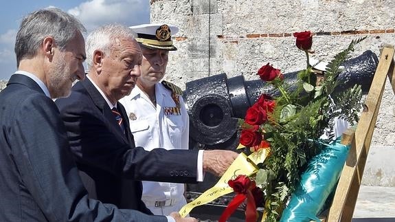 Margallo, durante una ofrenda floral al comandante de la Armada española Luis Vicente de Velasco. 