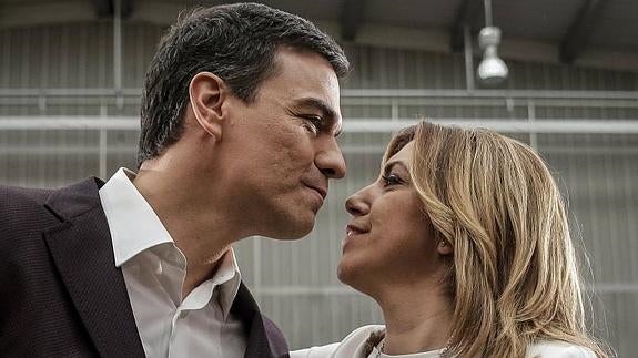 Pedro Sánchez y Susana Díaz se saludan durante el acto.