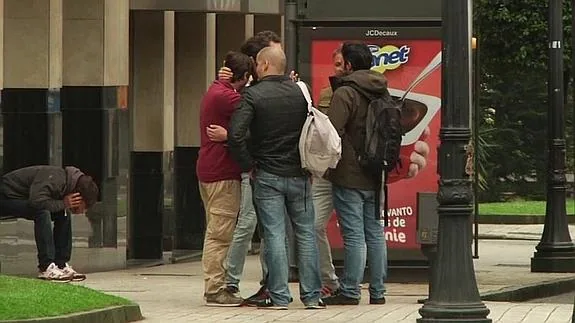 Los amigos del fallecido se abrazan a las puertas del hotel tras conocer el fatal desenlace de Fernando. 