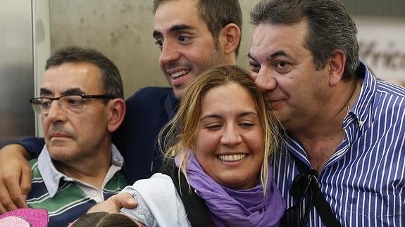 Marta Miguel (c) y David Hernández (detrás), a su llegada a Madrid.