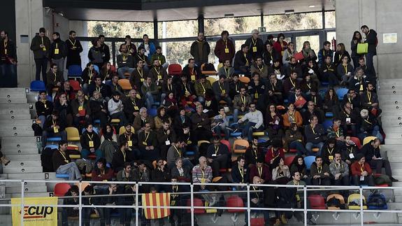 Miembros de la CUP durante una asamblea extraordinaria. 