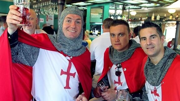 Aficionados ingleses en la previa de un partido. 