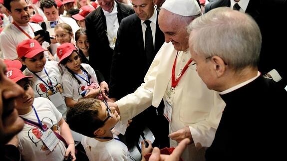 El Papa saluda a los niños que acudieron al evento en el Vaticano.