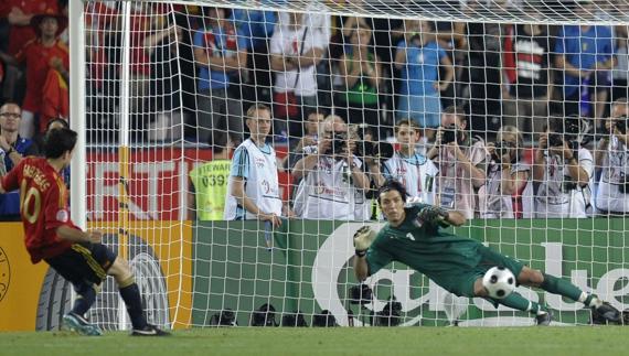 Cesc (i) anota el penalti ante Buffon (d) en la Eurocopa de 2008. 