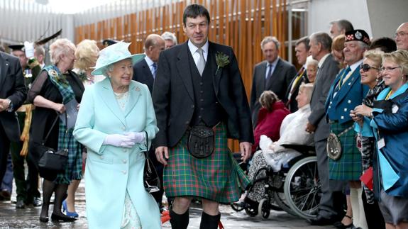 La reina Isabel II de Inglaterra, durante la sesión de apertura del Parlamento de Escocia. 