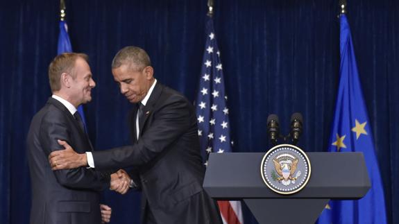 Barack Obama y Donald Task, hoy en Varsovia.