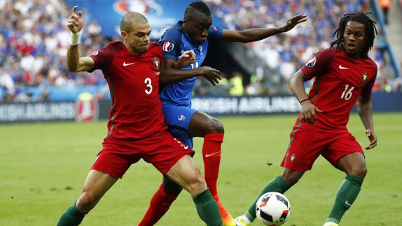 Pepe (i) y Renato Sanches (2), intentan robar el balón. 