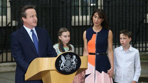 David Cameron con su familia en la entrada de su residencia.