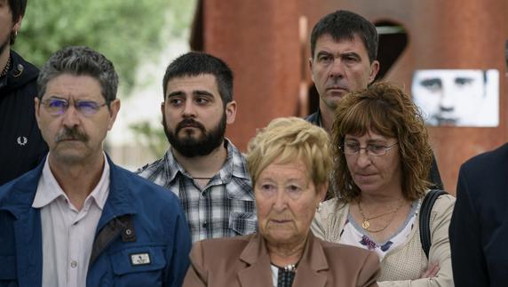 El concejal de EH Bildu en el ayuntamiento de Ermua, Paul Javier Yarza (d), durante el acto. 