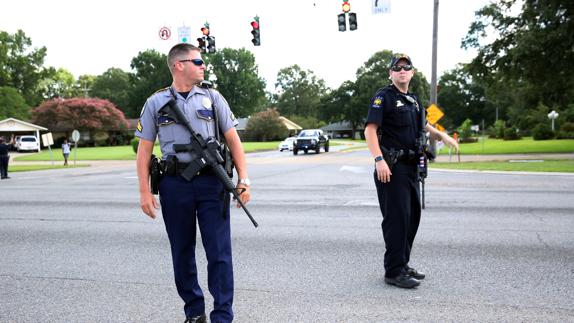 Agentes desplegados en Baton Rouge. 