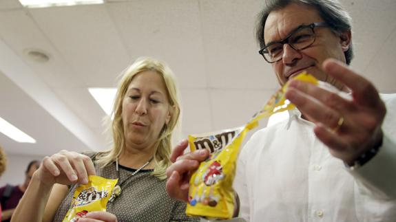 Artur Mas y Neus Munté, candidatos a la presidencia y vicepresidencia del PDC, bromean con sus apellidos.