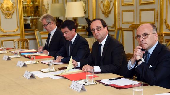 Hollande, junto a varios miembros del Gobierno francés. 