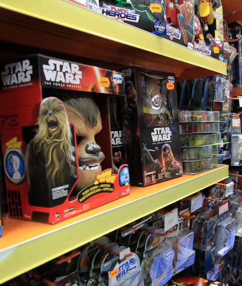 Estanteria con productos de Star Wars.