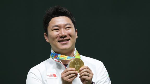 Jin Jongoh, con su oro olímpico. 