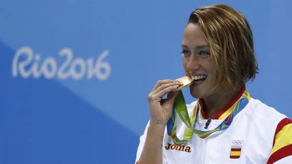 Mireia Belmonte muerde su medalla de oro. 