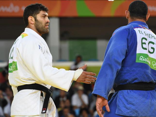 El-Shehabi y Sasson forcejean durante su combate