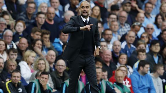 Pep Guardiola da instrucciones a sus jugadores. 