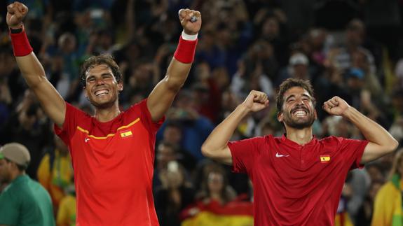 Nadal y Marc López celebran la victoria. 