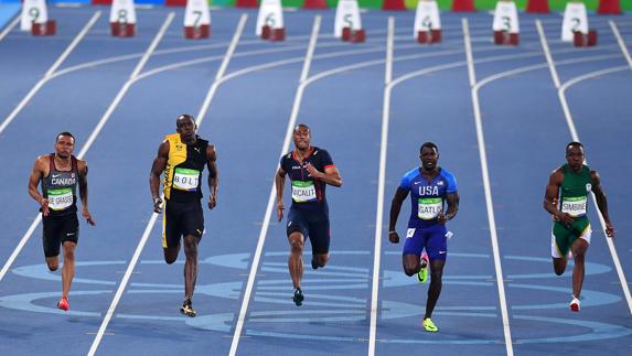 Gatlin encabeza momentáneamente la final. 