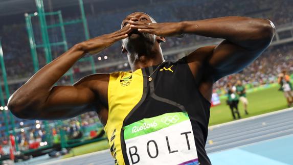 Usain Bolt cruza primero la meta. 