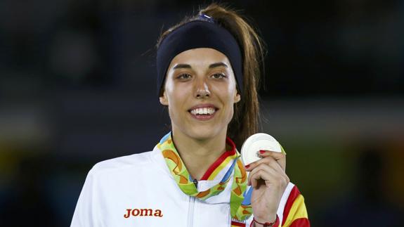 Eva Calvo muestra su plata. 