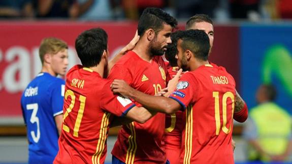 Diego Costa, felicitado tras marcar el primer gol ante Liechtenstein. 