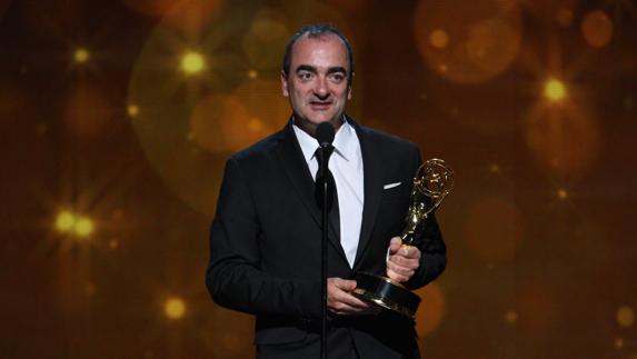 Víctor Reyes con el Emmy a la 'Mejor banda sonora'.