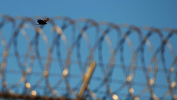 Alambrada de púas en el 'Campo Cinco' de detención en la Base Militar de EE UU en Guantánamo. 
