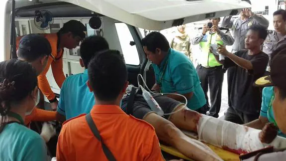 Equipo médico asiste a uno de los heridos.