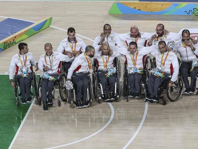 Los jugadores españoles celebran la plata. 