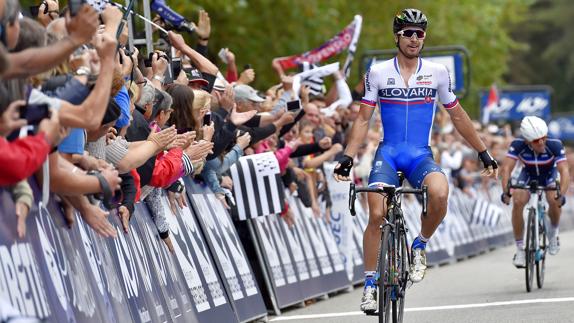 Peter Sagan cruza la línea de meta de la prueba. 