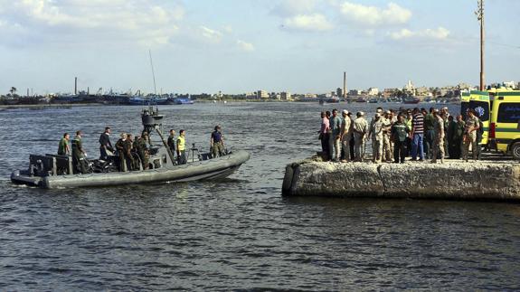 Un barco militar porta bolsas con los cadáveres encontrados del naufragio.