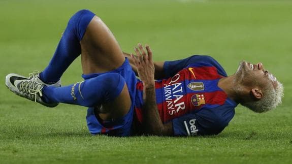 Neymar se duele tras un lance en el reciente Barça-Atlético. 