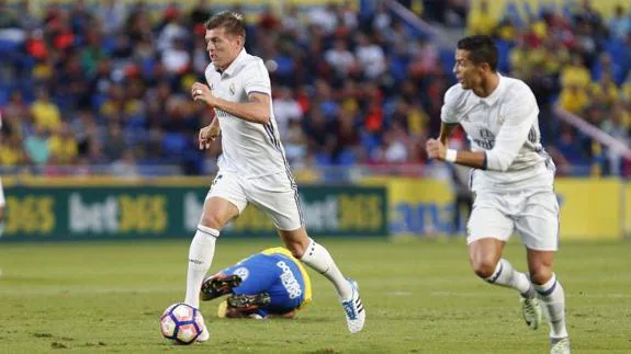 Toni Kroos (i) corre junto a Cristiano Ronaldo contra Las Palmas. 