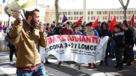 Alumnos protestan por la Lomce.