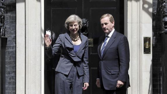 El primer ministro irlandés, Enda Kenny, junto a Theresa May.