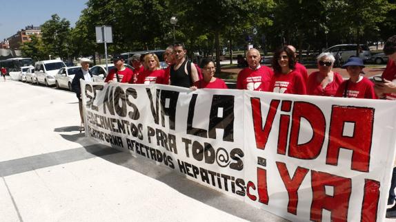 Miembros de la plataforma de Hepatitis C concentrados ante el hospital de Txagorritxu, Vitoria, el año pasado.