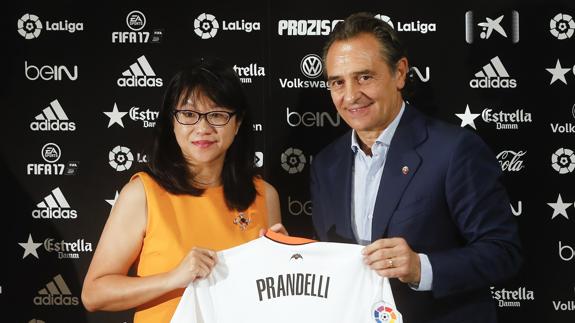 Cesare Prandelli y la presidenta del Valencia, Lay Hoon. 