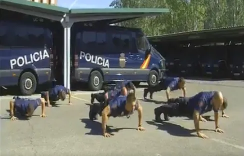 Agentes de Policía realizan varias flexiones.